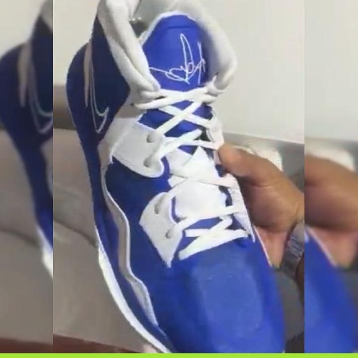 Zapatilla Nike Kyrie Infinity 8 Game Royal White - Ángulo Lateral y Perfil SNEAKERGEKO